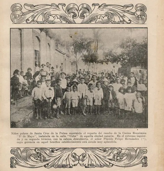 Avenida del Puente. Niños a la espera de comer.